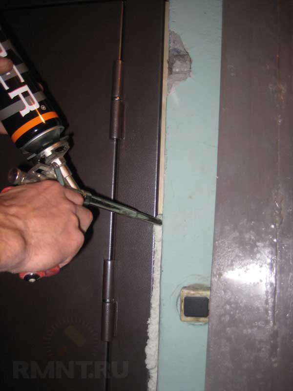Чем отмыть монтажную пену с межкомнатной двери